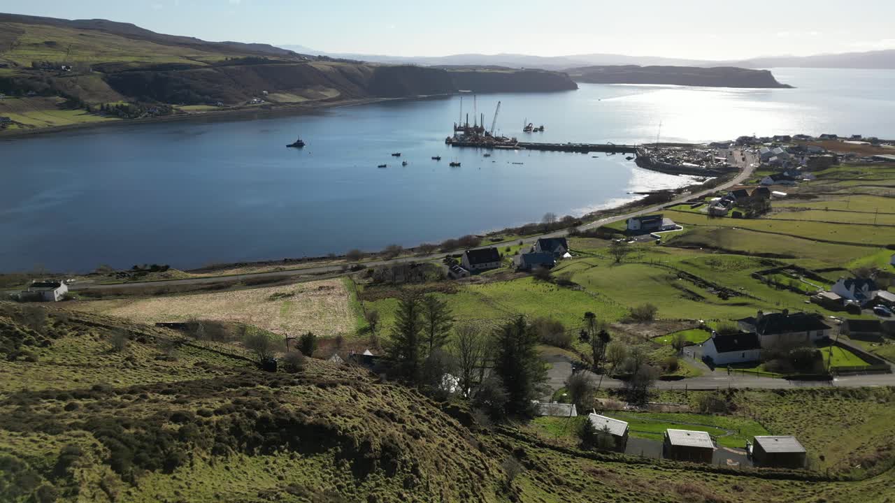 idrigil bay uig isle of skye scotland에서 하이랜드 어항을 향해 남성 관찰자를 지나 비행