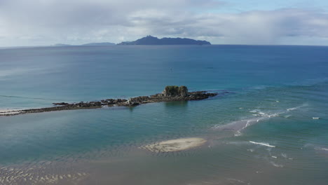 toma aérea de drones de un embarcadero cerca de la playa de mangawhai en nueva zelanda