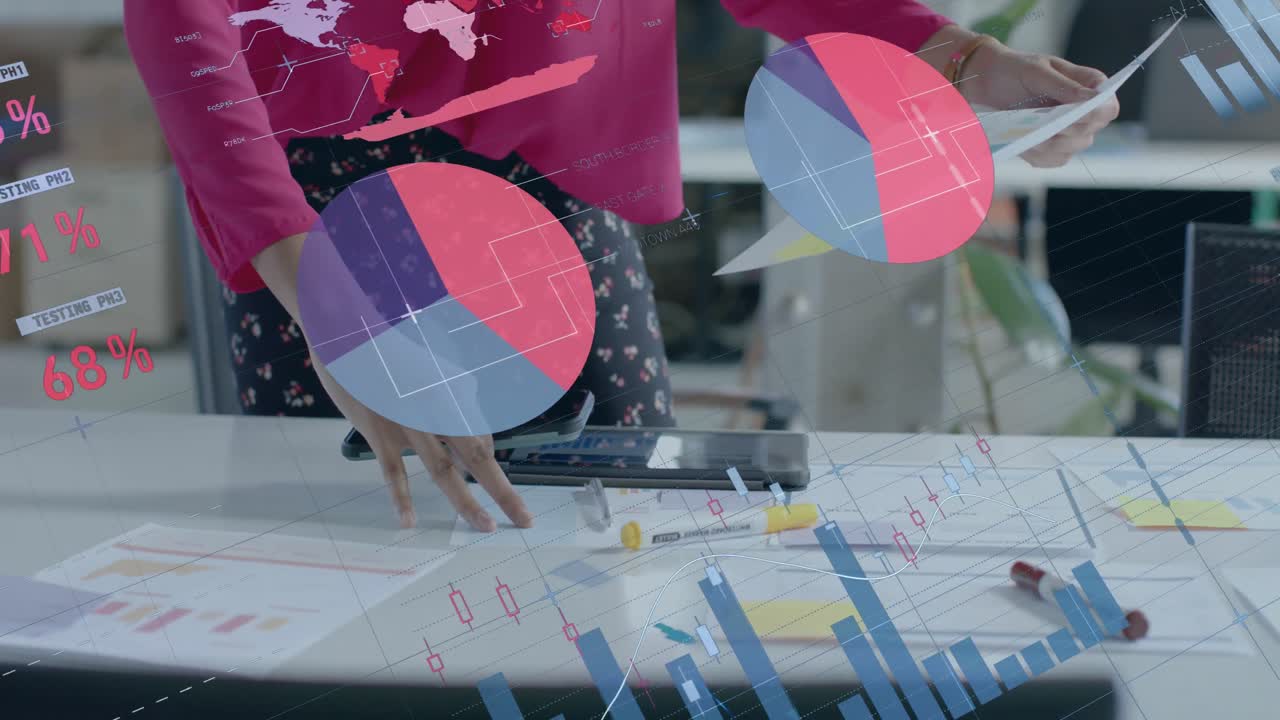animación de procesamiento de datos y diagramas sobre mujer de negocios biracial con planos en la oficina
