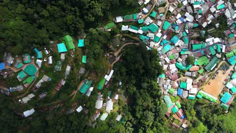 Pueblo-Montañoso-Con-Tejados-Verdes,-Pueblo-Hmong-De-La-Tribu-Montañesa-De-Doi-Pui,-Parque-Nacional-Doi-Suthep-En-Chiang-Mai,-Tailandia,-Imágenes-De-Drones-Con-Vista-Panorámica