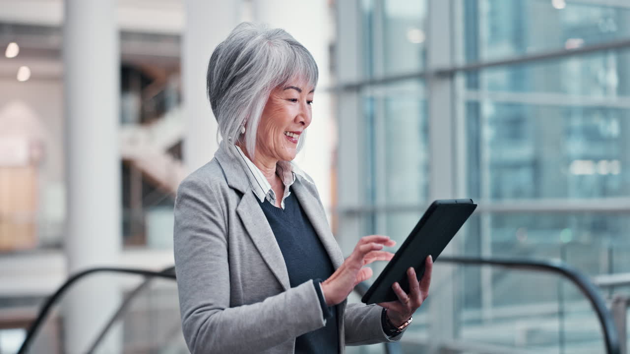 会社のタブレット,上級女性