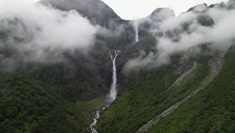 la impresionante cascada de mardalsfossen en el valle de eikesdalen