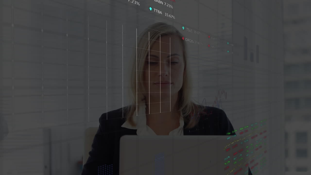 animación del procesamiento de datos financieros sobre una mujer de negocios caucásica en el cargo
