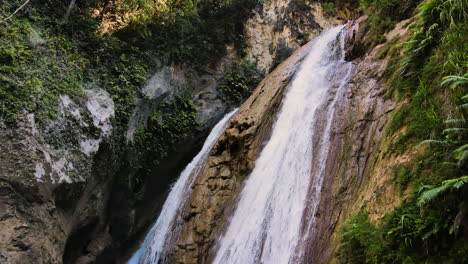 agua que fluye por las cascadas rocosas en el desierto