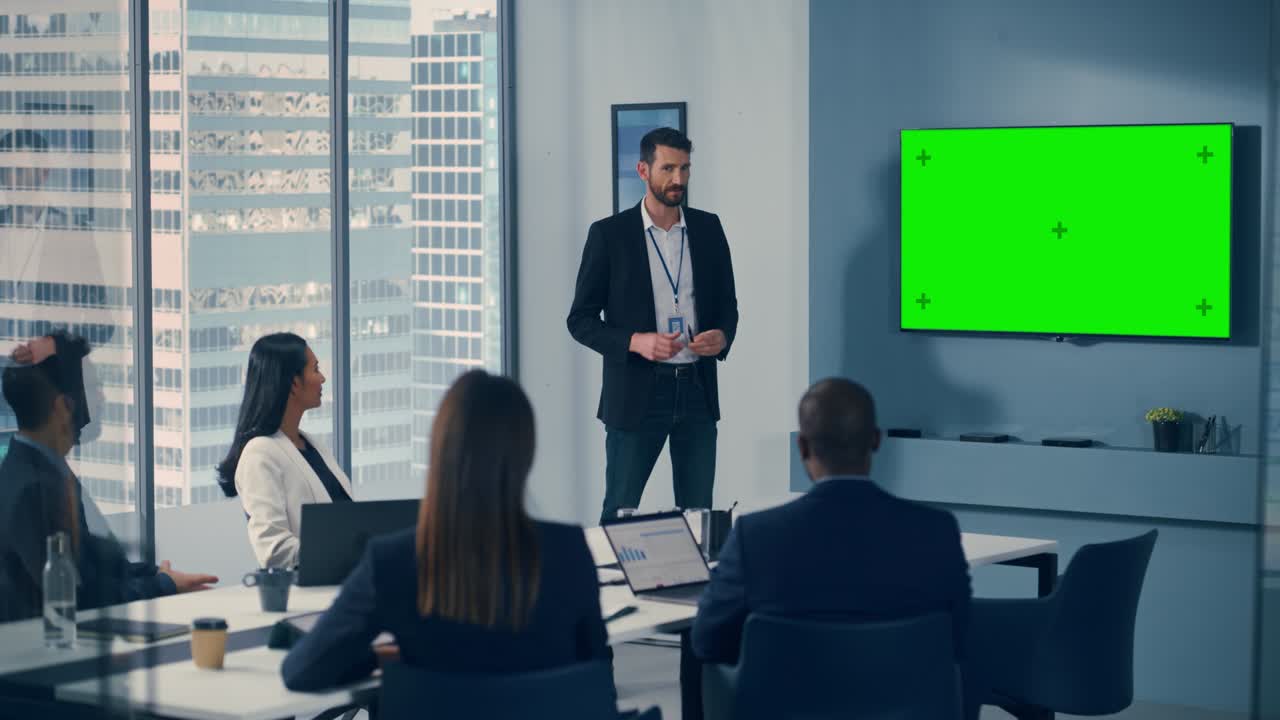 presentación de la reunión en la sala de conferencias de la oficina: el hombre de negocios guapo habla, usa pantalla verde chroma key wall tv. presentación exitosa del producto de comercio electrónico a un grupo de inversores multiétnicos
