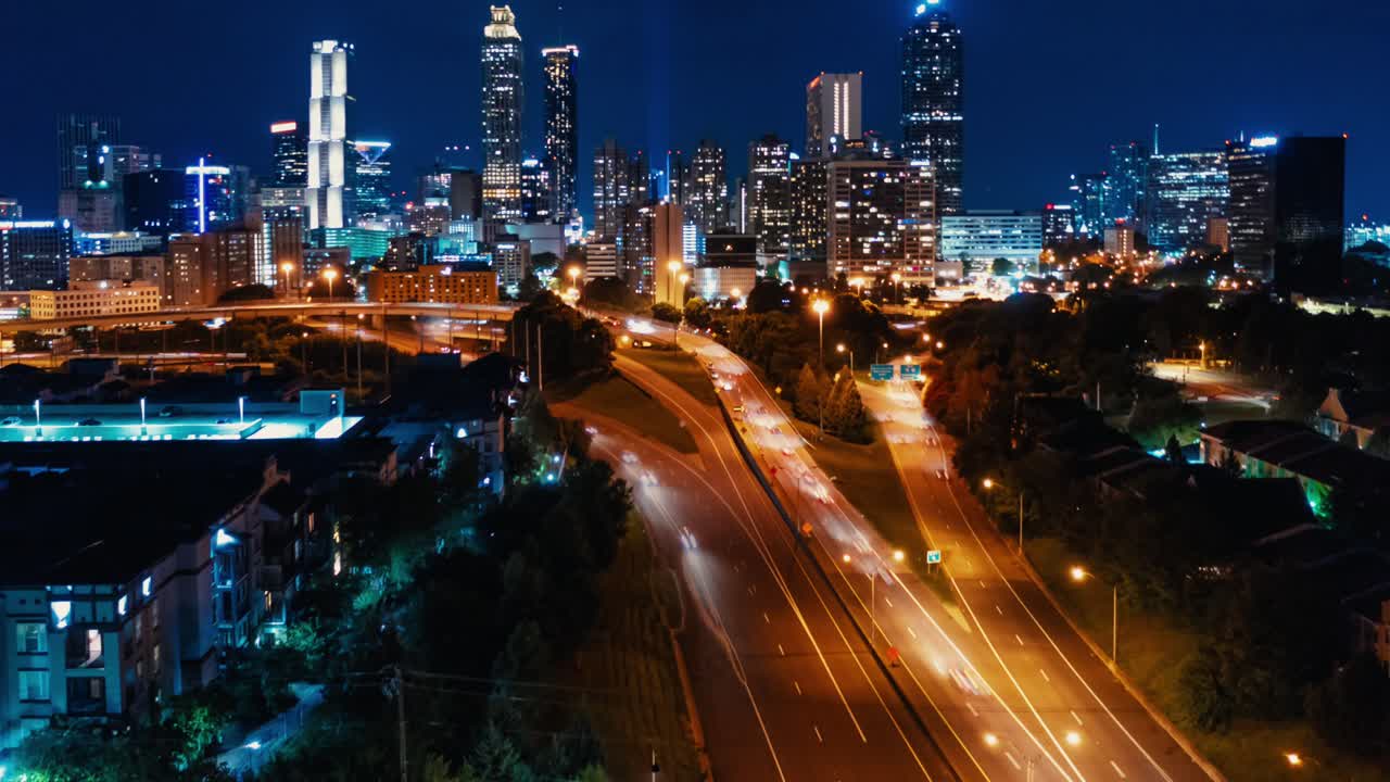 atlanta night drone hyper-lapse, centro de la ciudad, tiro de revelación de retroceso