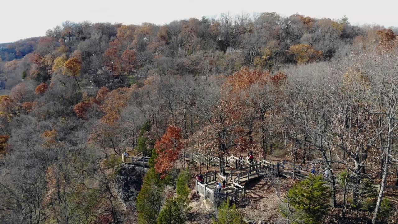 amplia vista aérea de los excursionistas caminando por un acantilado en otoño