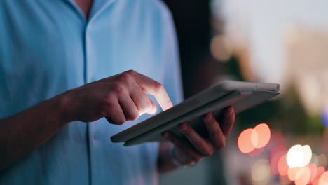 hombre de negocios, manos o tableta en la noche de la ciudad