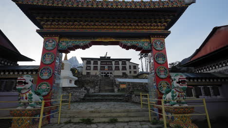 moviéndose a través de las puertas del monasterio tengboche en nepal