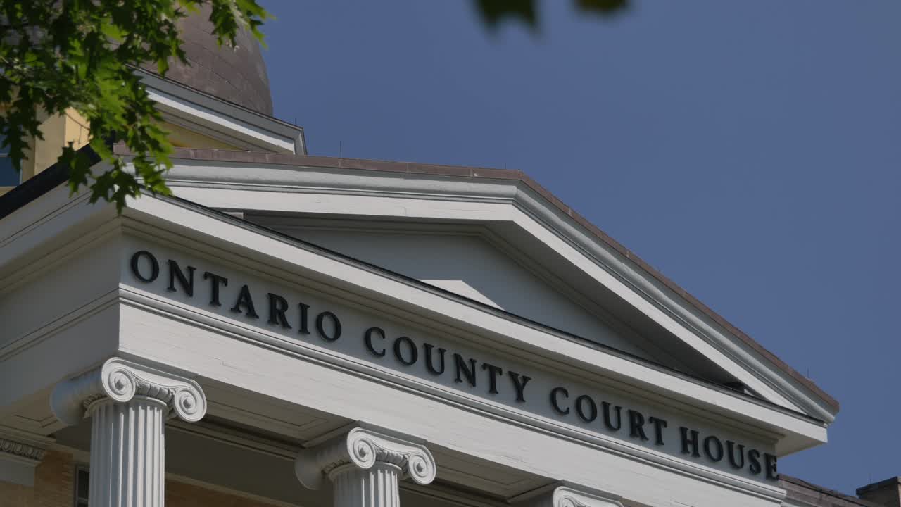 letras delanteras en el techo del hermoso juzgado del condado de ontario en canandaigua, nueva york cerca del lago canandaigua