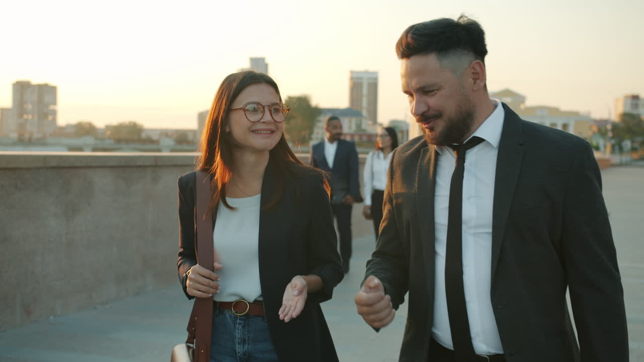 colegas de negocios caminando y hablando