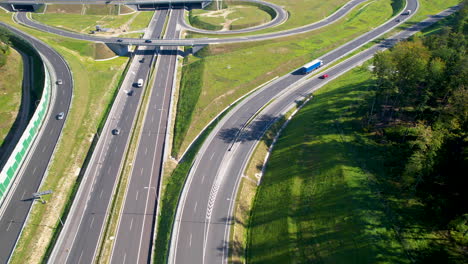 toma aérea de una autopista moderna con tráfico, puentes y varias líneas en polonia en un día soleado