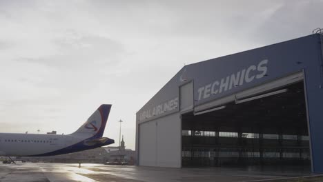 aviones de urallines en el hangar de mantenimiento