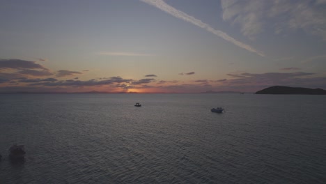 Barcos-Flotando-En-El-Mar-Cerca-De-La-Gran-Isla-Keppel-Al-Atardecer-En-Keppels,-Qld,-Australia