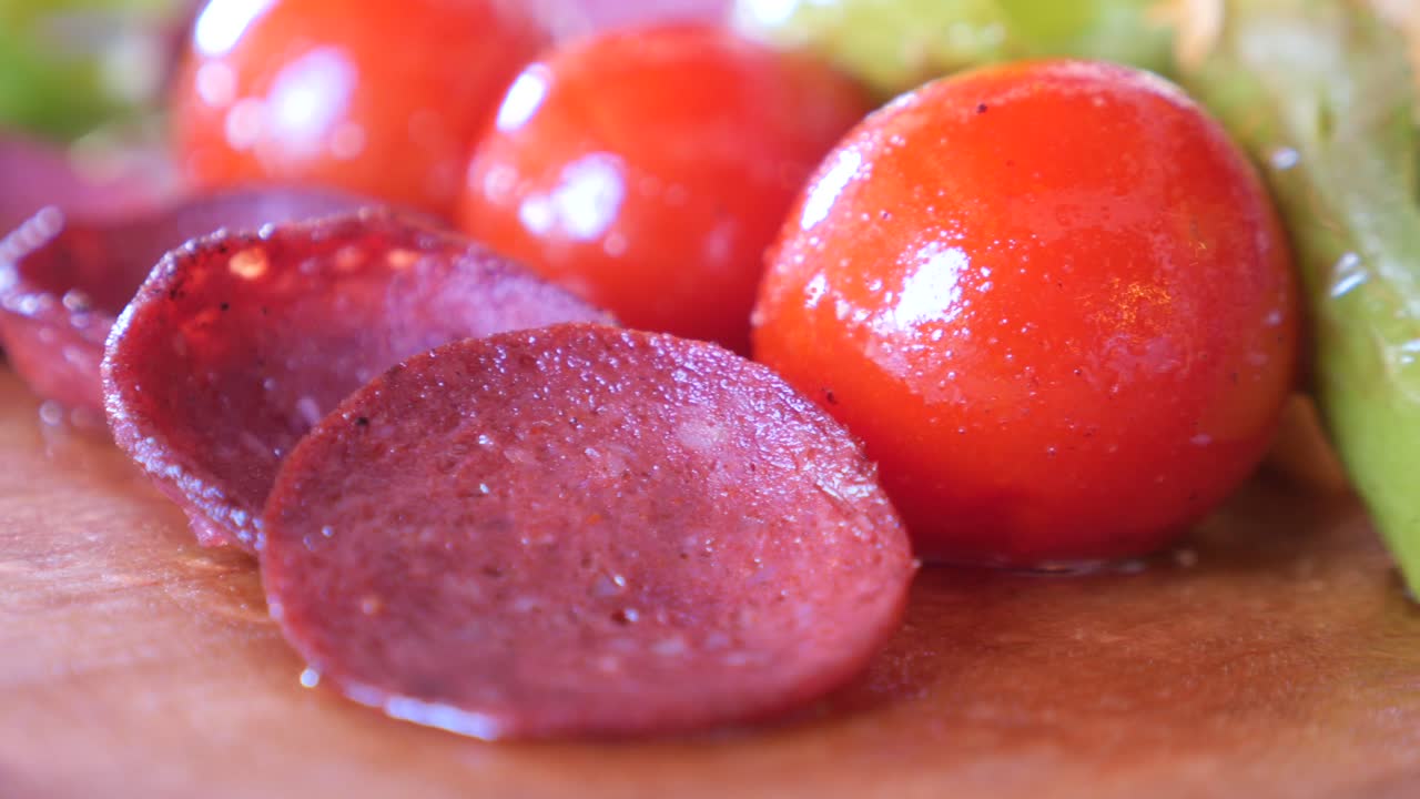 슬라이스 된 살라미, 체리 토마토 및 녹색 고추