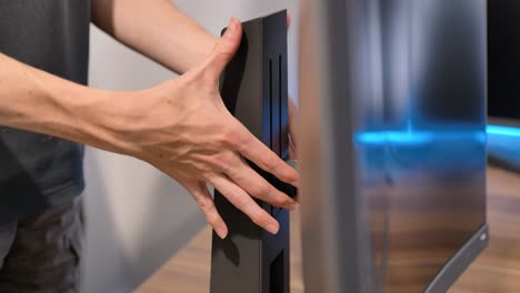 el monitor de la computadora está ajustado, siendo levantado hacia arriba y hacia abajo