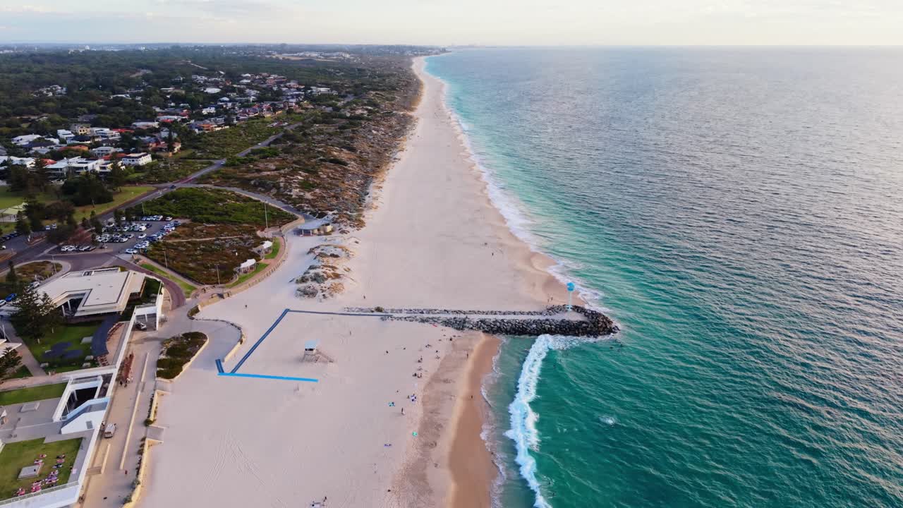Volo cinematografico di drone su City Beach a Perth, Australia Occidentale