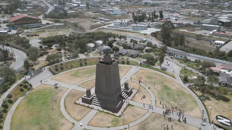 quito, ecuador, estatua ubicada en la línea ecuatorial