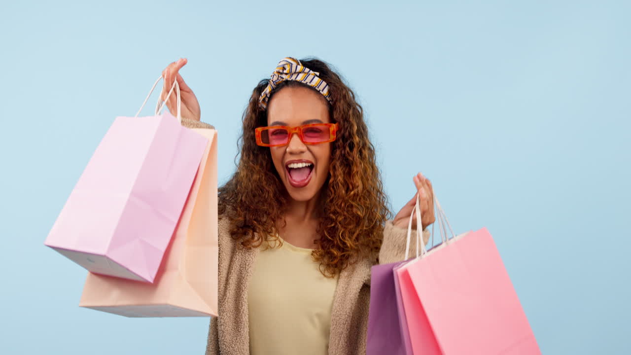 mujer, bolsa de compras y cliente feliz