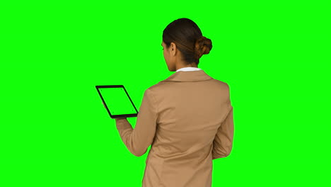 mujer de negocios usando su tableta pc