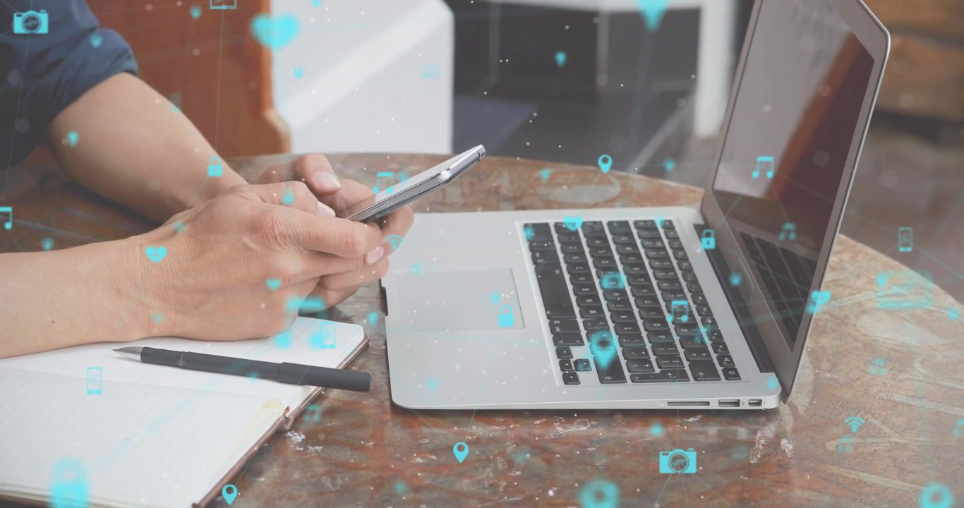 Animación de procesamiento de datos y redes sobre un hombre usando un smartphone y un portátil.