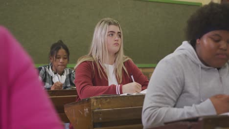 Estudiante-Concentrándose-En-La-Clase-De-Secundaria