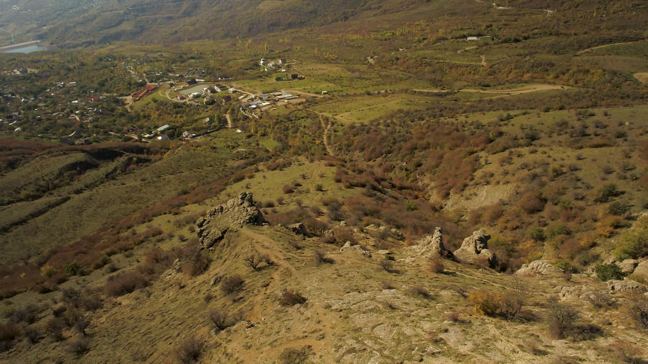 Paesaggio autunnale di valle montana con villaggio