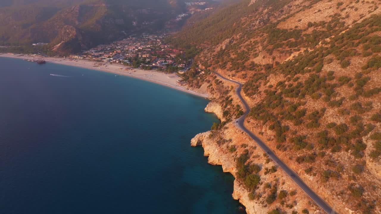 Ölüdeniz, Türkiye'de sakin Akdeniz üzerinde gün batımı.