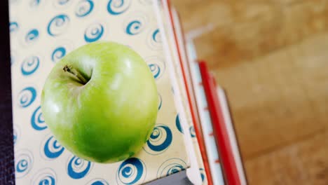 Manzana-Verde-En-La-Pila-De-Libros