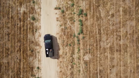 La-Camioneta-Negra-Está-Despegando-Del-Costado-De-La-Carretera-Y-Conduce-A-Lo-Largo-De-La-Carretera-Desierta