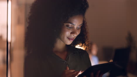 Oficina,-Noche-Y-Mujer-Negra-Feliz-En-Una-Tableta