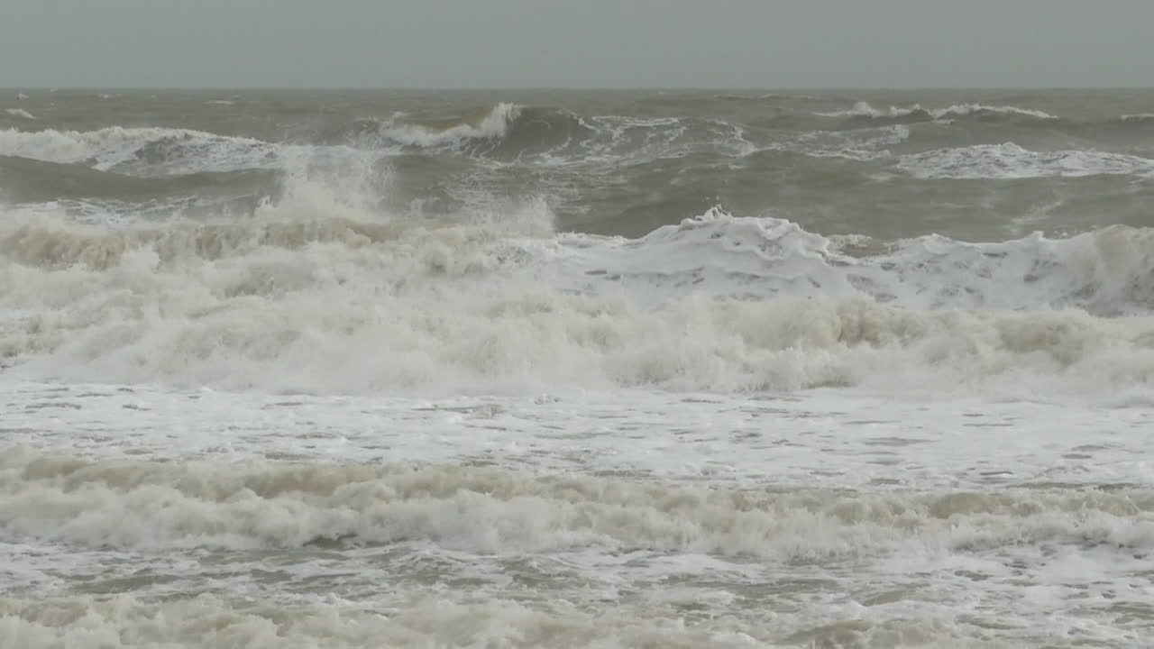 폭풍우의 바다 파도