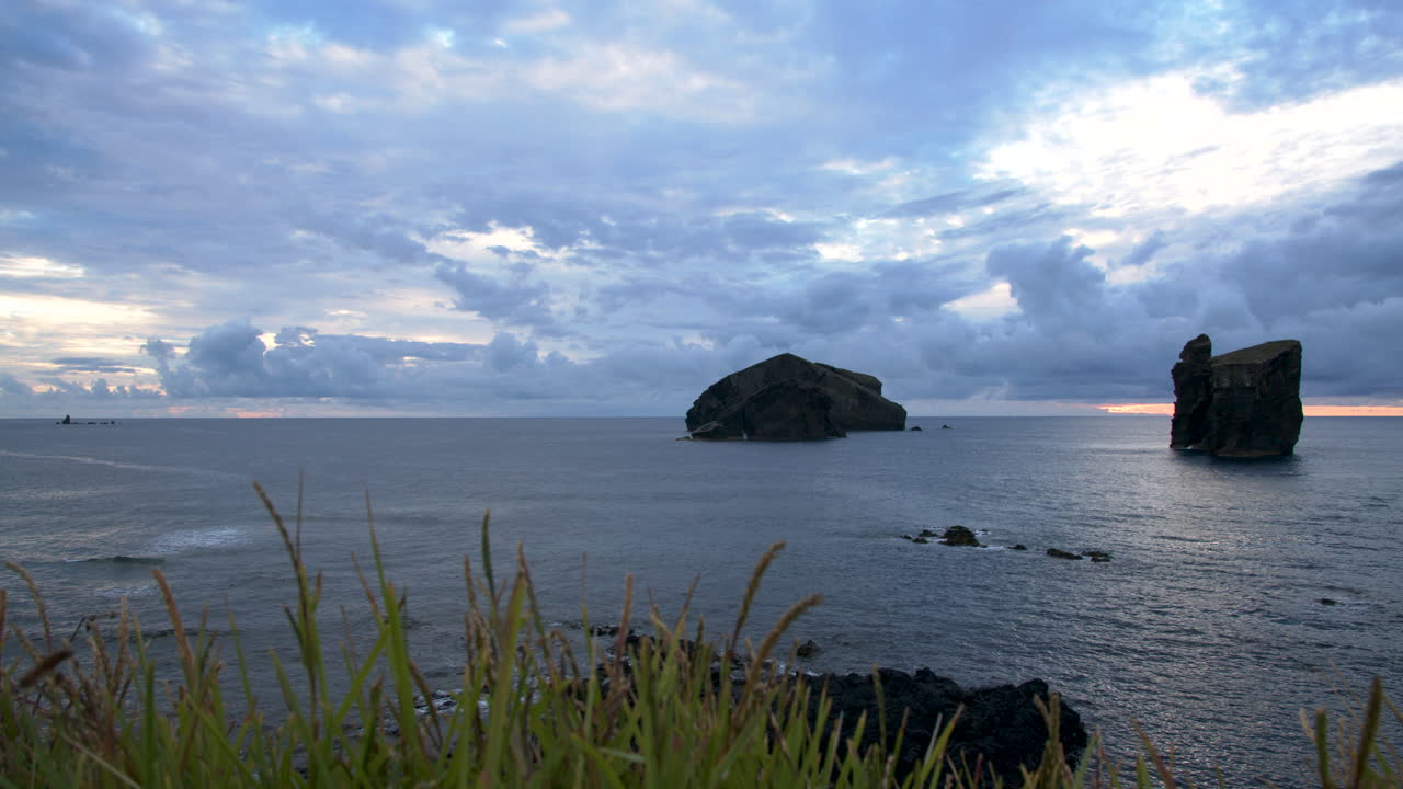 formasi batuan di lautan di pantai mosteiros di pulau sao miguel di azores saat matahari terbenam