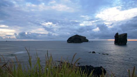 formación rocosa en el océano en la costa de mosteiros de la isla de sao miguel en azores durante la puesta de sol