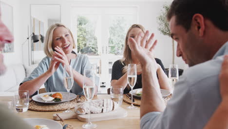 Familie-Mit-älteren-Eltern-Und-Erwachsenen-Nachkommen,-Die-Zu-Hause-Gemeinsam-Am-Tisch-Essen