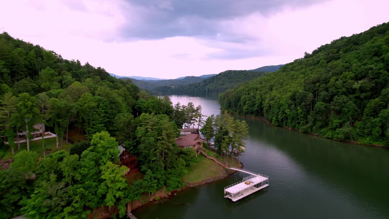 bienes raíces a lo largo de las orillas del lago watauga en east tennessee, cerca de johnson city, elizabethton, kingsport y bristol tennessee