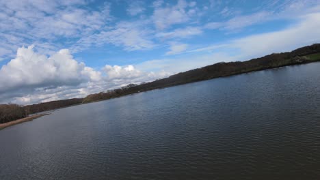 Video-De-Paso-Elevado-De-FPV-En-Rápido-Movimiento-De-Un-Barco-Grande-Y-Costoso-Que-Navega-Por-El-Gran-Río-En-La-Costa-Sur-De-Inglaterra-Durante-Un-Día-Caluroso-Y-Soleado