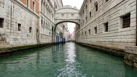 pov inusual de ángulo bajo de ponte dei sospiri o puente de los suspiros, venecia en italia