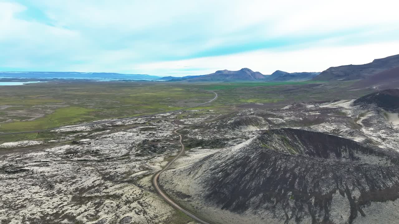 vista de los cráteres en el campo de lava de berserkjahraun en el oeste de islandia - toma aérea de un dron