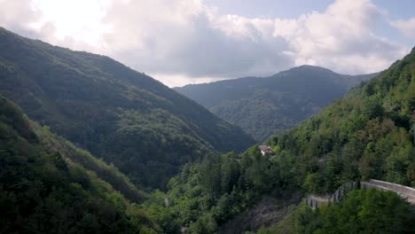 Drone-Shot-Revela-Un-Lago-Artificial-Cerca-De-Genova,-Liguria,-Italia