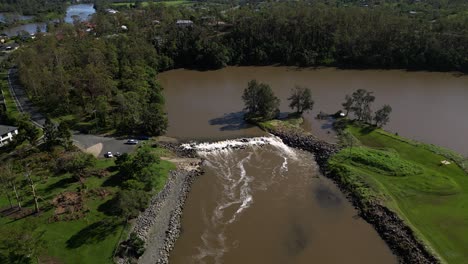 Oxenford,-Goldküste,-4.-Januar-2024-–-Luftaufnahmen-Des-Coomera-River-Und-Des-Damms-Mit-Zurückgehendem-Hochwasser-Der-Januarstürme