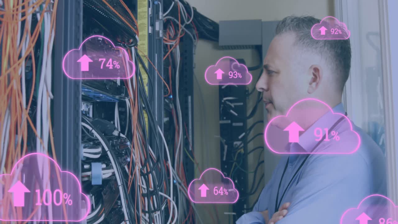 animación de nubes con carga a través de servidores de verificación de hombre caucásico