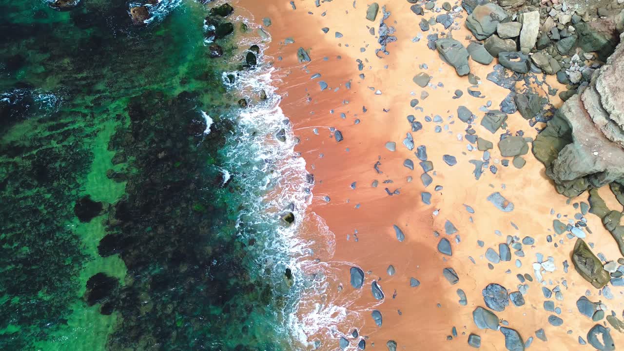 vista aérea de una playa tropical, olas azules, 4k