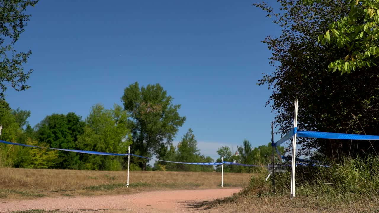 corredores de bicicletas atravesando un sendero durante una carrera de bicicletas en boulder, colorado