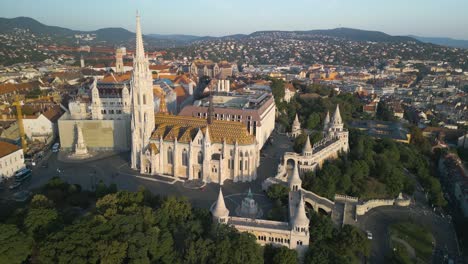 Platz-Der-Heiligen-Dreifaltigkeit-–-Eine-Aufsteigende-Drohnenaufnahme-Zeigt-Die-Fischerbastei-Und-Die-Matthiaskirche