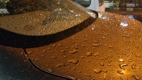 Pequeñas-Gotas-De-Lluvia-Cayendo-Sobre-Un-Coche