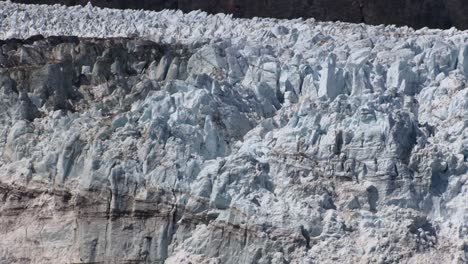 primer plano del hielo irregular del glaciar en alaska
