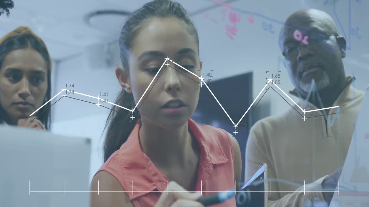 animación de procesamiento de datos estadísticos contra mujer biracial escribiendo en tablero de vidrio en la oficina.