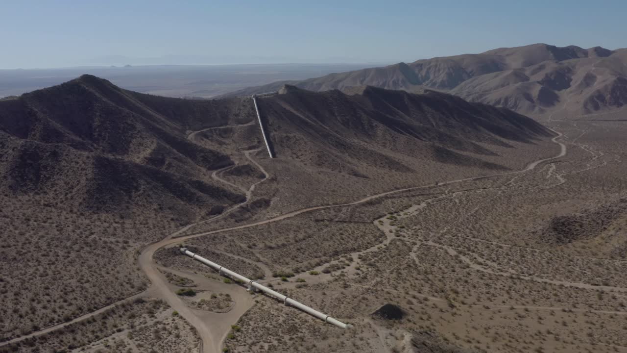 vista aérea del oleoducto del acueducto de california