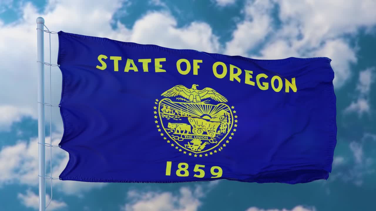 Bandiera dell'Oregon su un'asta che sventola al vento, sfondo cielo blu